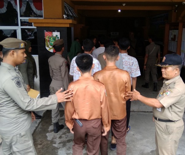 17 pelajar yang terjaring di warnet saat jam sekolah digiring petugas Satpol PP Pekanbaru untuk didata, Rabu (29/1/2020). Foto: Surya/Riau1.