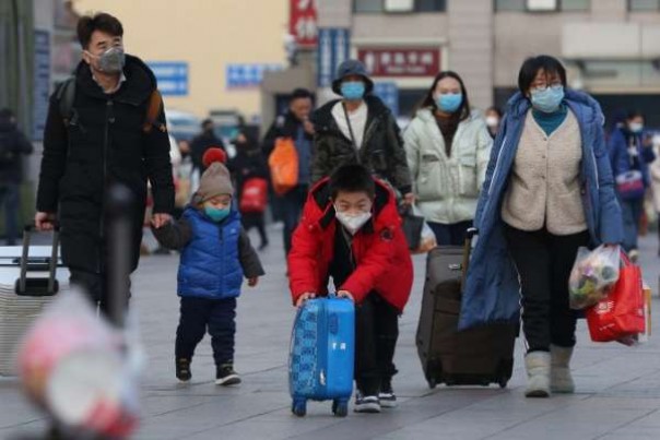 Penduduk China di Beijing memakai masker waspada virus corona. 