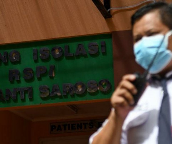 Petugas keamanan berjaga di depan ruang isolasi Rumah Sakit Penyakit Infeksi (RSPI) Sulianti Saroso, Jakarta. Foto: Antara.