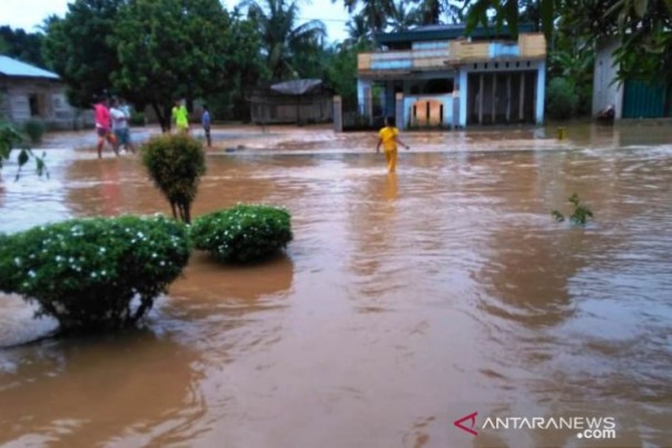 Rumah warga terendam banjir di Ranah Batahan, Pasaman Barat, Rabu pagi. 