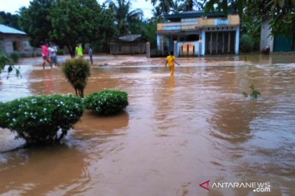 Rumah warga terendam banjir di Ranah Batahan, Pasaman Barat, Rabu pagi.