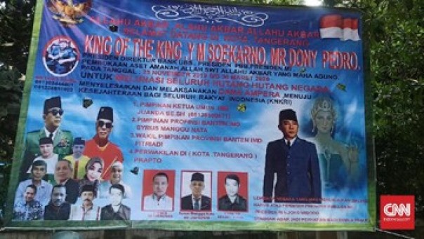Spanduk besar King Of The King di Kota Tangerang, Kamis. 