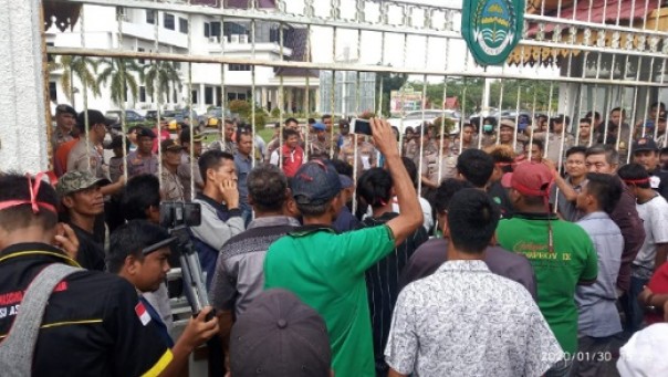 Aksi unjuk rasa ratusan warga Tambusai di Kantor Bupati Rohul