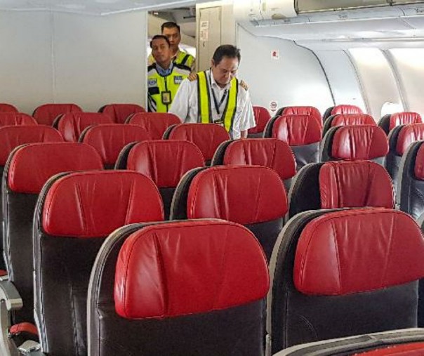 Petugas melakukan persiapan di dalam pesawat tipe A-330 milik Batik Air untuk menjemput WNI di Wuhan, China. Foto: Antara.
