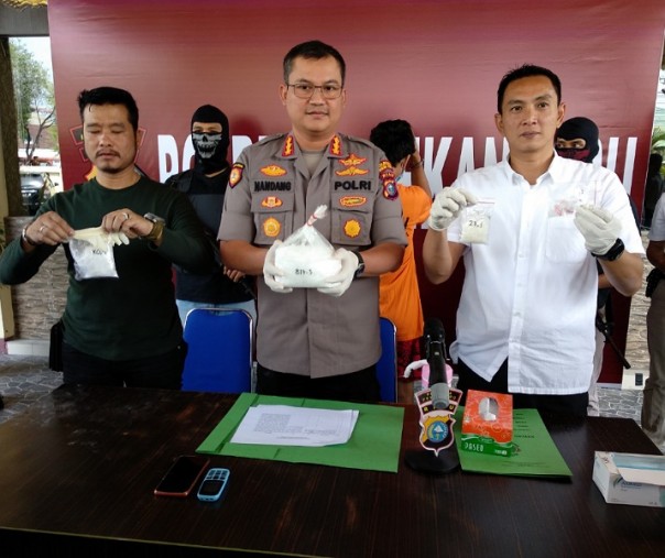 Kombes Nandang didampingi Kompol Dedi Herman dan Iptu Noki Loviko saat menggelar jumpa pers pasca penggerebekan rumah di Jalan Adi Sucipto Pekanbaru.