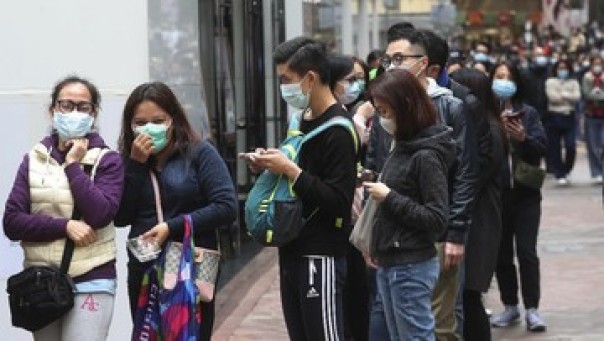 Warga Hong kong antre membeli masker di apotek  antisipasi virus corona. 