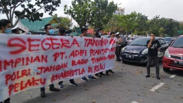 Massa GMPI gelar aksi di Ditreskrimsus Polda Riau desak kepolisian usut tuntas kasus karlahut PT Adei