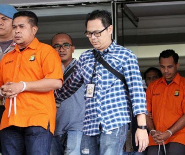 Dua pelaku penyiraman air keras ke wajah penyidik KPK Novel Baswedan saat ditangkap. Foto: Tempo.co.