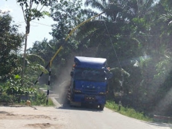Truck bermuatan bahan material menuju PKS PT SSS melintasi jalan poros Desa Pondok Gelugur, Kecamatan Lubuk Batu Jaya. Kini truck yang di duga over tonase bisa melintas usai portal jalan di desa tersebut di buka kembali. Foto di abadikan, Selasa 4 Februari 2020.