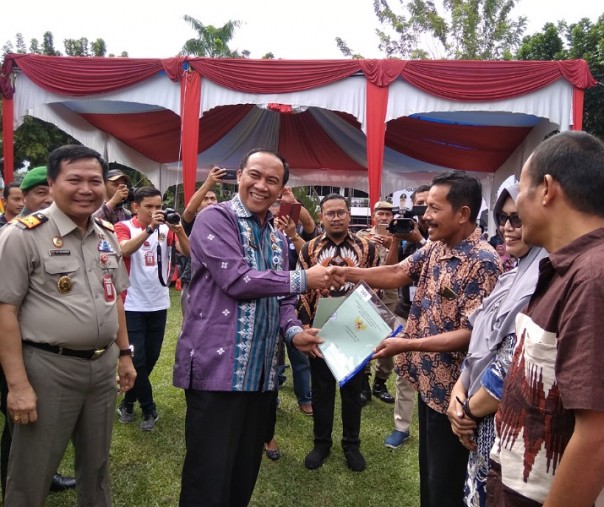 Sekdako Pekanbaru M Noer didampingi Kepala Kanwil BPN Riau M Syahrir menyerahkan sertifikat tanah kepada warga di halaman MPP, Kamis (6/2/2020). Foto: Surya/Riau1.