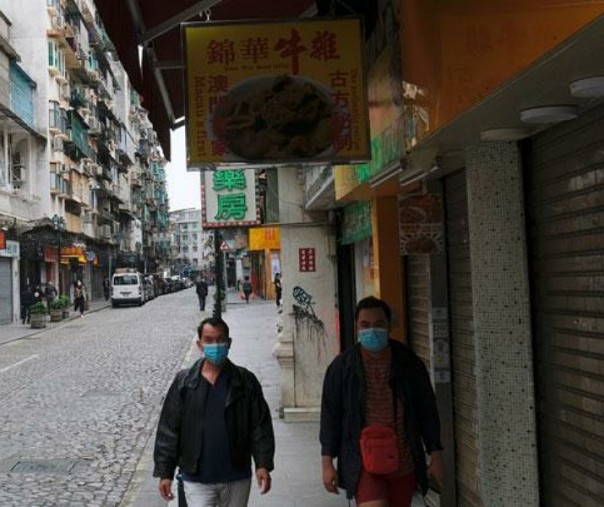 Warga memakai masker di tengah merebaknya kasus Corona di Makau, Cina. Foto: Reuters. 