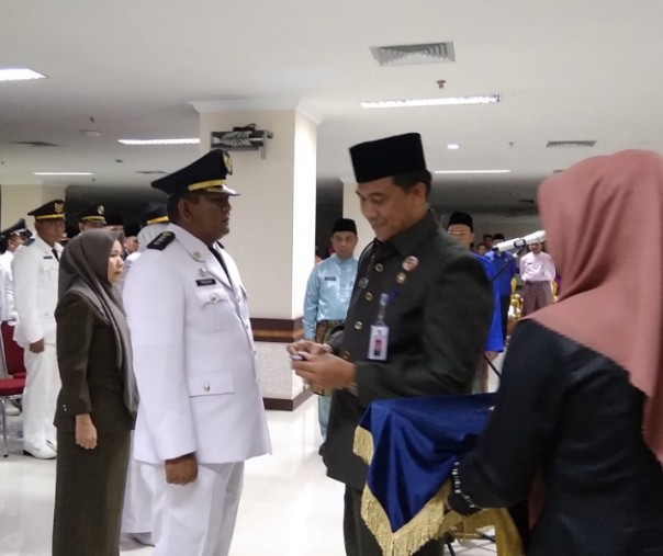 Sekdako Pekanbaru M Noer (kanan) saat akan menyematkan tanda jabatan secara kepada Camat Payung Sekaki Fauzan di Gedung Utama Kompleks Perkantoran Tenayan, Jumat (7/2/2020). Foto: Surya/Riau1.