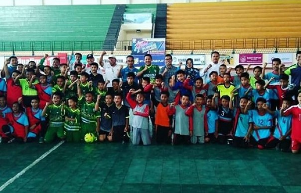 Jajaran pengurus IFA Tembilahan dan siswa binaannya