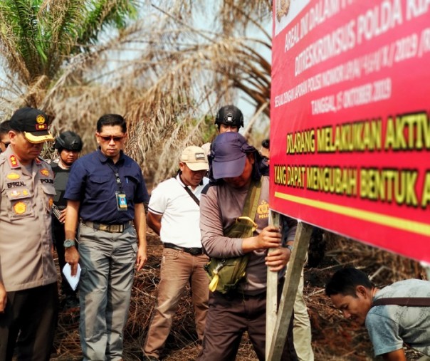 Dirkrimsus Kombes Andri dan jajarannya saat menyegel lahan perusahaan yang mengalami kebakaran. (Dok Riau1)