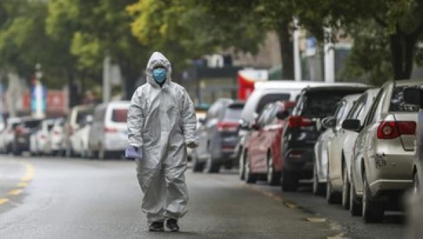 Ilustrasi seorang pria menggunakan  masker dan baju pelindung diri di Kota Wuhan China antisipasi virus corona. 