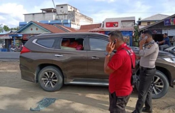 Pihak kepolisian saat mengecek kondisi mobil yang kacanya pecah akibat curat