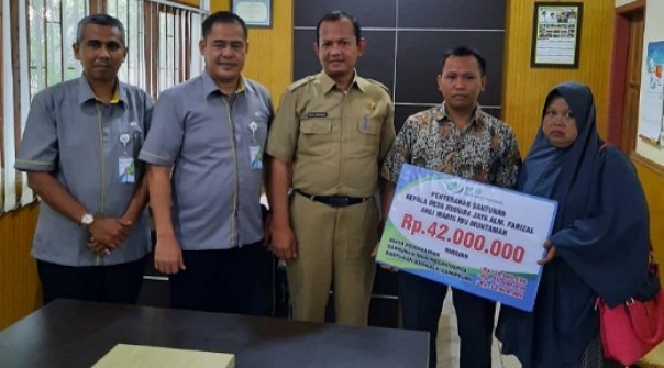 Kepala BPJS Ketenagakerjaan Cabang Rengat dan KCP Inhil serta ahli waris bersama Sekretaris Dinas PMD Inhil