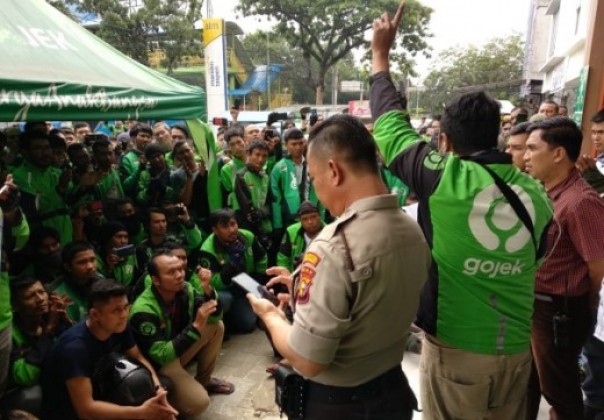 Para mitra driver saat menggelar aksi di Kantor GoJek Pekanbaru, Selasa siang