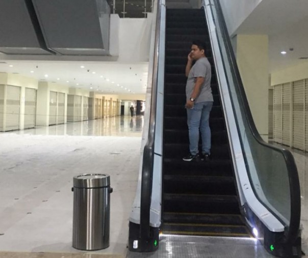Ruangan Sukaramai Trade Center yang dilengkapi eskalator seperti mal lain di Pekanbaru. Foto: Riau1.