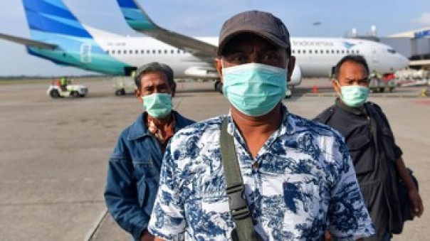 Penumpang Wings Air pakai masker di Bandara Hang Nadim, Batam. 