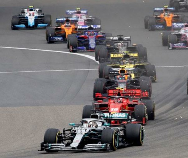 Pembalap Mercedes, Lewis Hamilton memimpin balapan F1 GP Cina di Sirkuit Internasional Shanghai tahun lalu. Foto: Reuters.