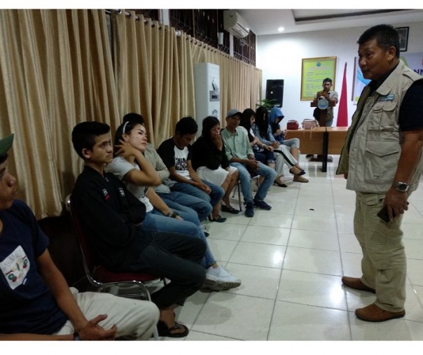 10 orang yang terjaring razia saat diamankan di kantor BNN Riau. (Hadi)