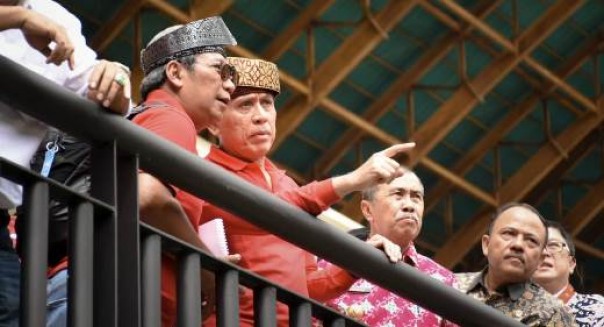 Ketum PSSI M Iriawan didampingi Gubri Syamsuar dan Kepala Dispora Riau Doni Aprialdi saat meninjau Stadion Utama Riau