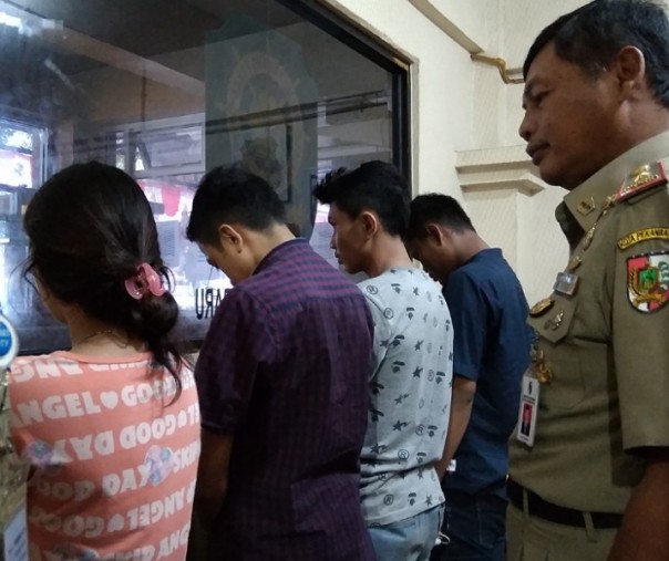 Kepala Satpol PP Pekanbaru Agus Pramono saat menginterogasi empat remaja yang digerebek di dalam satu kamar hotel, Jumat (14/2/2020). Foto: Surya/Riau1.