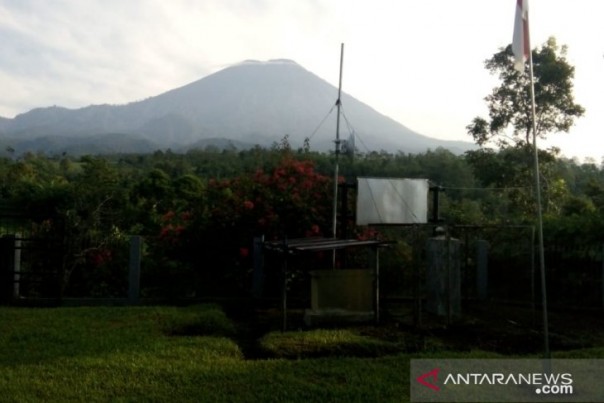 Gunung Semeru terlihat dari jauh. 