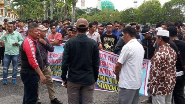 Aksi masyarakat Tambusai di Kantor Bupati Rohul