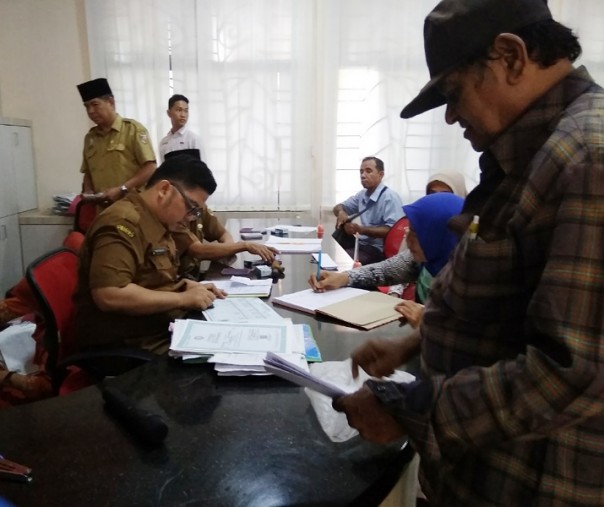 Warga sedang mengurus administrasi kependudukan di Kantor Disdukcapil Pekanbaru yang baru di kawasan Mal Pelayanan Publik. Foto: Surya/Riau1.