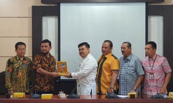 Ketua Komisi III DPRD Kota Pekanbaru, Yasser Hamidy didampingi Kepala Dispora Kota Pekanbaru, Zulfahmi Adrian saat kunker ke DPRD Kota Tangerang