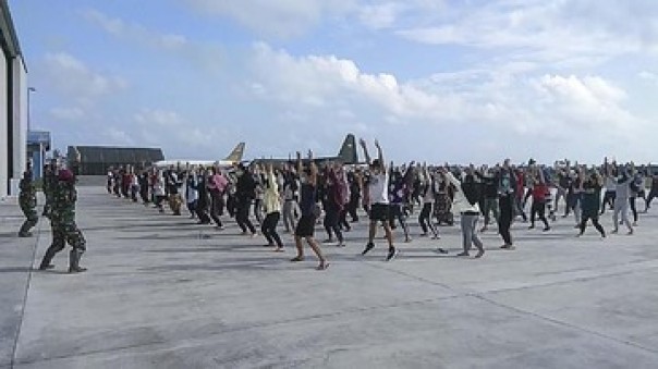 WNI senam pagi saat observasi  di Natuna, Kepulauan Riau beberapa hari lalu. 