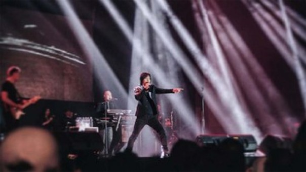 Konser Ahmad Dhani bersama Dewa 19 di Bandung, Sabtu malam. 