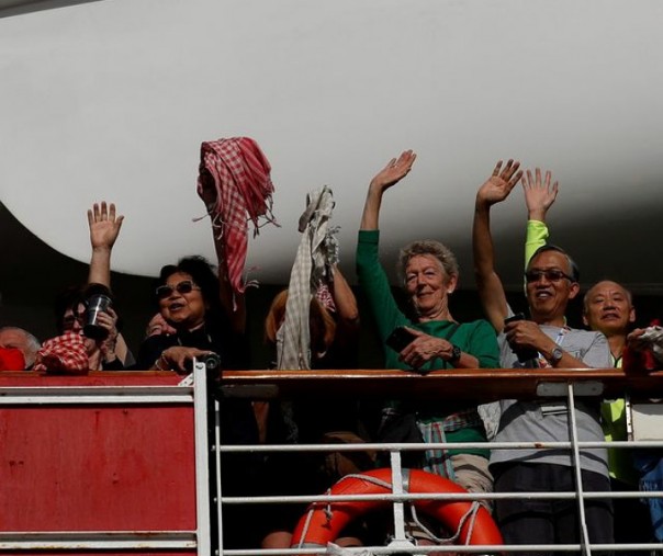 Penumpang MS Westerdam tiba di Kamboja. Foto: Reuters.