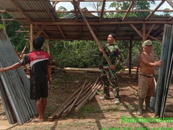 Serda Suroso bersama warga desa binaan laksanakan Goro membangun rumah warga.