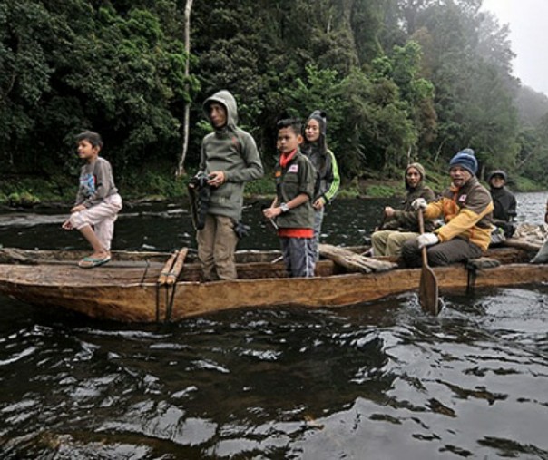 Wisatawan memanfaatkan jasa penyewaan perahu tradisional di kawasan wisata Danau Gunung Tujuh. Foto: Antara.
