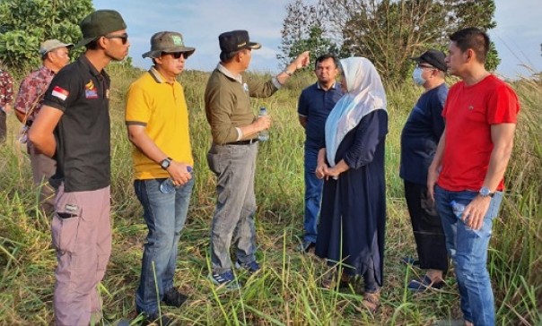 Wali Kota Pekanbaru, Firdaus bersama Kepala Dispora Kota Pekanbaru, Zulfahmi Adrian dan Kabid PUPR Kota Pekanbaru, Edwar Iriansyah saat meninjau lokasi lapangan sepakbola dan lapangan tembak di Pekanbaru Sport Center