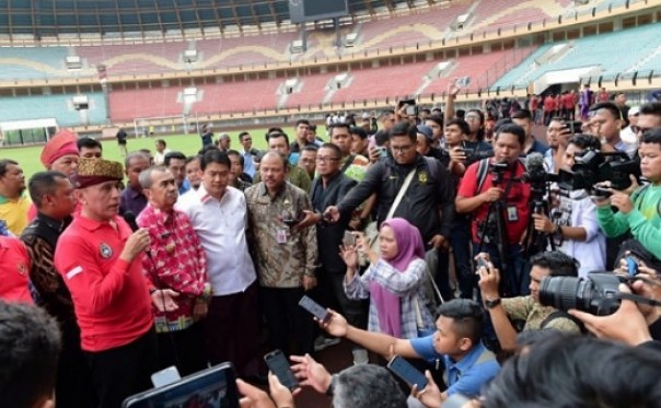 Ketum PSSI M Iriawan didampingi Gubri Syamsuar dan Kepala Dispora Riau Doni Aprialdi saat meninjau Stadion Utama Riau