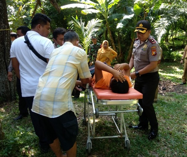 Kapolsek Limapuluh Kompol Sany mengajak IVP yang tengah ditandu untuk berkomunikasi, saat proses evakuasi. (Foto/ Hadi)