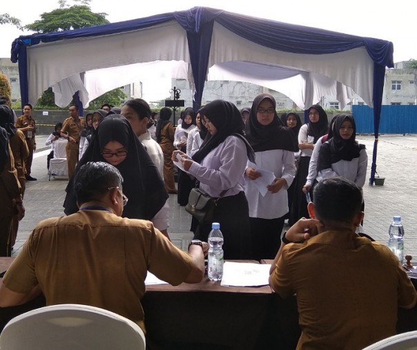 Peserta ujian SKD CPNS untuk Pemko Pekanbaru antre untuk pemeriksaan administrasi di SKA Co Ex, Senin (17/2/2020). Foto: Surya/Riau1.