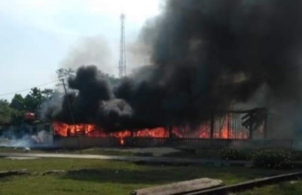 Sebuah rumah semi permanen di Desa Teluk Rhu Bengkalis ludes terbakar