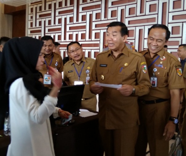 Wali Kota Pekanbaru Firdaus didamping Sekdako M Noer bersama para asisten berbincang dengan salah seorang peserta ujian SKD CPNS, Senin (17/2/2020). Foto: Surya/Riau1.