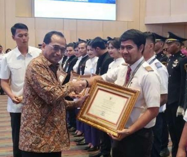 Kru Batik Air mendapat penghargaan dari Menteri Perhubungan Budi Karya Sumadi. Foto: Liputan6.com.