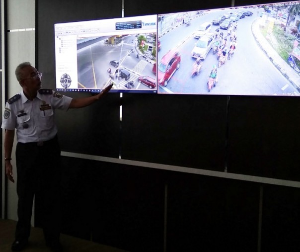 Kepala Bidang Manajemen dan Rekayasa Lalu Lintas Edi Sofyan di ruangan kendali Area Traffic Control System &#40;ATCS&#41; dan Informasi Lalu Lintas, Selasa (18/2/2020). Foto: Surya/Riau1.