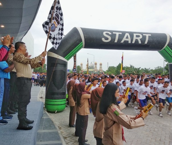 Kapolda Riau Irjen Agung melepas secara simbolis peserta Fun Run 5K yang dilangsungkan di Kota Dumai, Rabu pagi (Foto/Hadi)