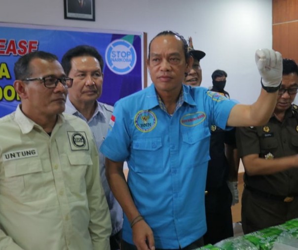 Deputi Pemberantasan BNN Irjen Arman Depari didampingi Kepala BNN Riau Brigjen Untung Subagyo saat ekpos kasus narkoba, Rabu (19/2/2020). Foto: Riau1.