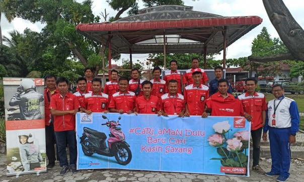 Instruktur Safety Riding Capella Honda Riau, Steven (paling kanan) bersama puluhan karyawan PT Telkom Akses Pekanbaru