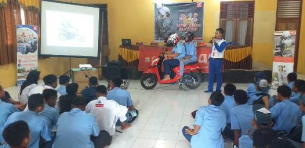Instruktur Safety Riding Capella Honda Riau, Arif Rahman Hakim saat memberikan pemaparan terkait keselamatan berkendara di SMKN 2 Tembilahan