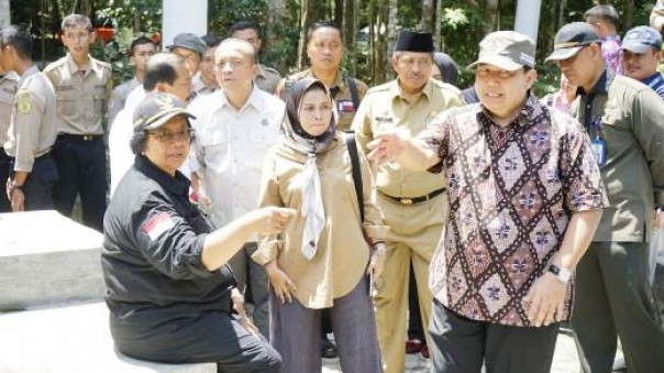 Menteri LHK, Siti Nurbaya saat meninjau kesiapan di Tahura, Kecamatan Minas, Siak jelang kedatangan Jokowi
